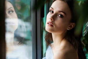 Nachdenkliche Single-Frau